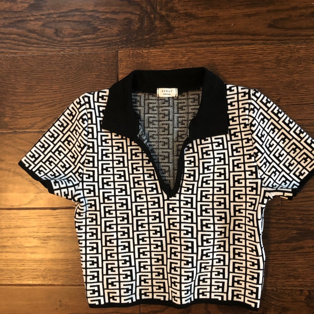 Cropped patterned polo top